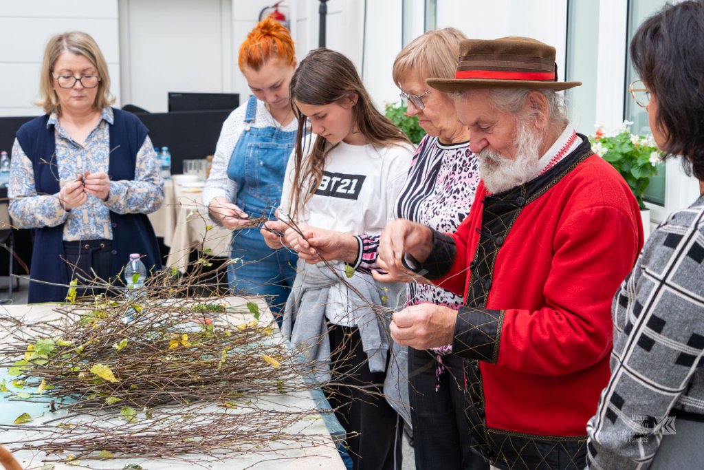 Twórcza energia, pasja i rozmowy. Plecionkarstwo ożyło w kurpiowskim muzeum [ZDJĘCIA]