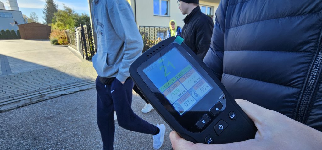 Wielka ekologiczna lekcja: mieszkańcy Czerwina na spacerze ze sprzętem antysmogowym! [ZDJĘCIA]