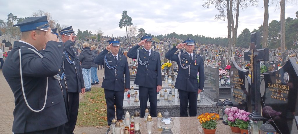 OSP Kadzidło uczciło pamięć zmarłych strażaków. Znicze na grobach druhów