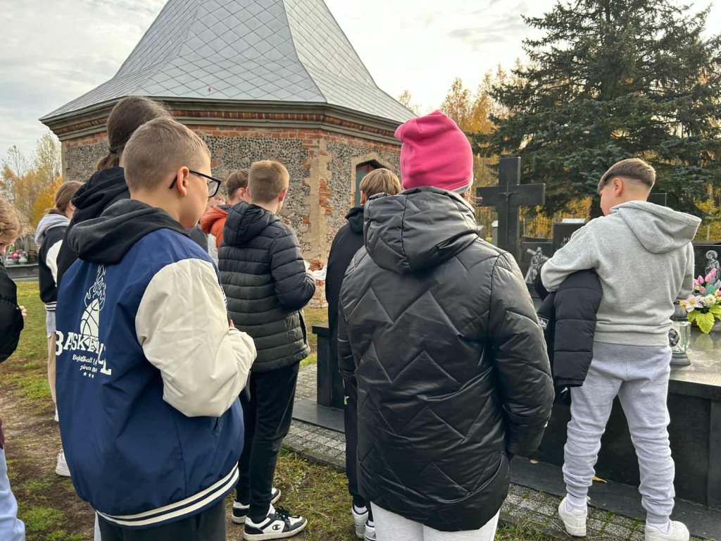 Uczniowie oddali hołd zmarłym. "Pamięć to wyraz serca"