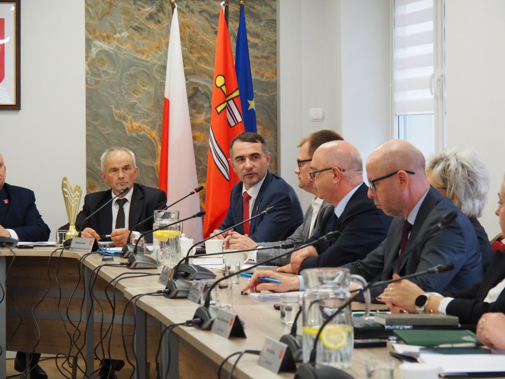 Sesja z udziałem starosty. Radni pytali o inwestycje drogowe w gminie Olszewo-Borki