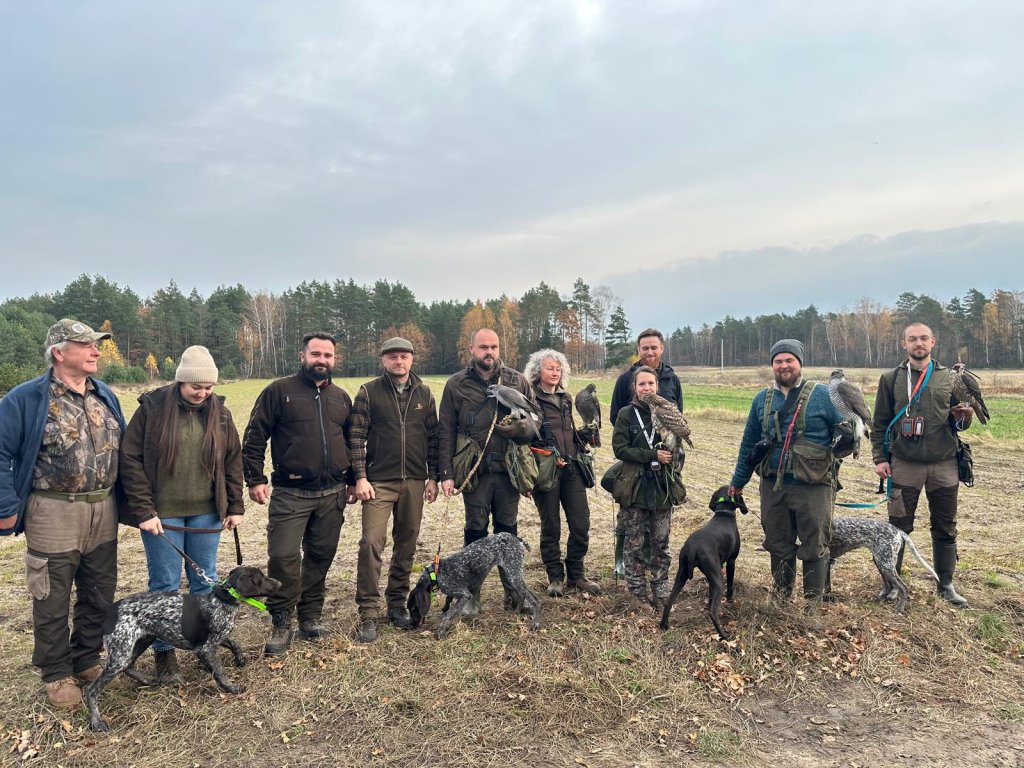 Polowanie z ptakami łowczymi po raz pierwszy w historii okręgu PZŁ Ostrołęka. "Chwal Ćwik!"