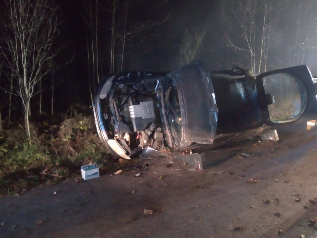 Wypadek w Jazgarce: telefon sam wezwał pomoc! [ZDJĘCIA]