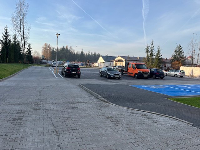 Nowy parking przy GOK-u w Olszewie-Borkach. 53 miejsca postojowe [ZDJĘCIA]