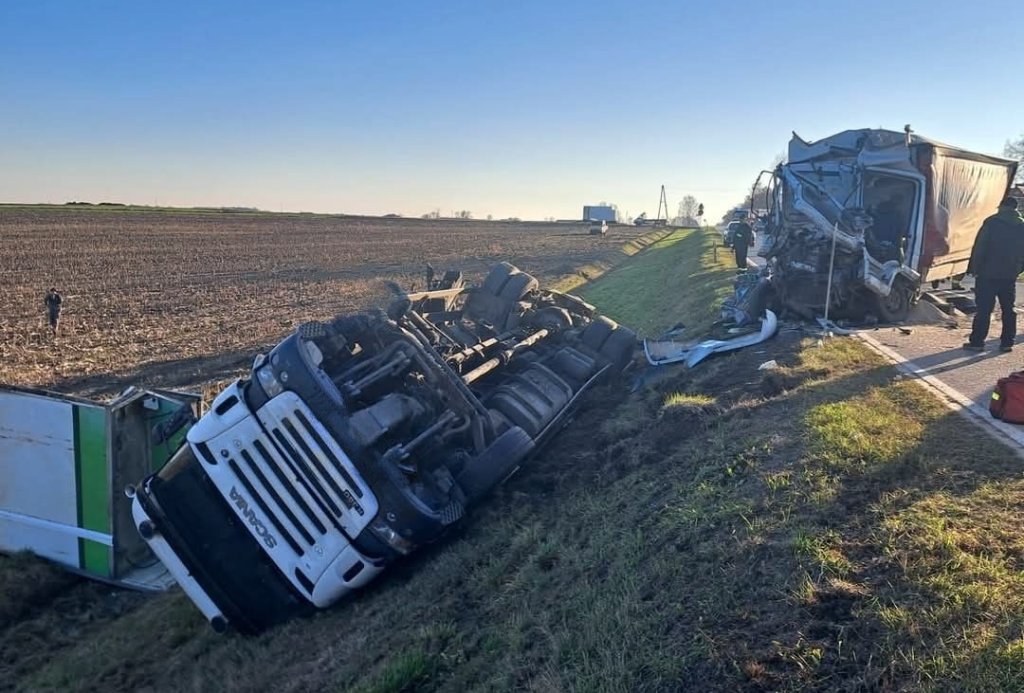 Zderzenie dwóch ciężarówek. Jedna z nich wylądowała w rowie