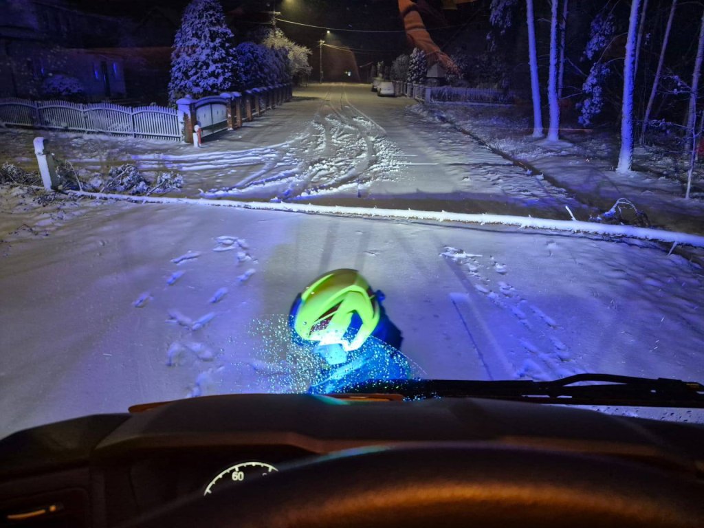 Atak zimy w regionie: Połamane drzewa zablokowały drogi w Dylewie i Kadzidle. Strażacy w akcji [ZDJĘCIA]