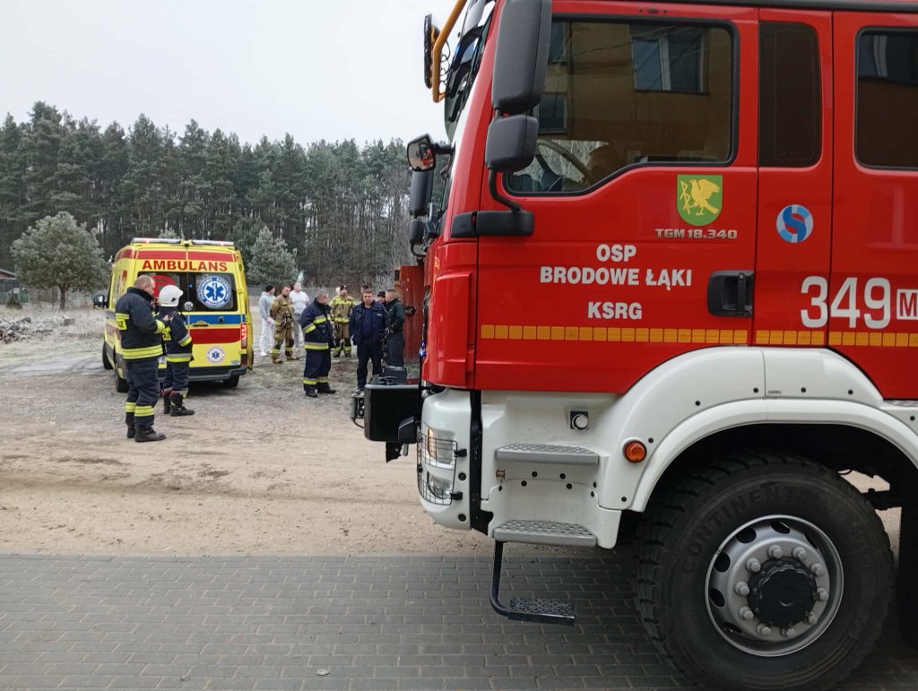 Brakowało karetki, na ratunek ruszyli strażacy. 55-latek zmarł