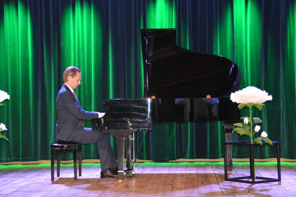 Magia Chopina w Kadzidle. Niezwykły koncert Radosława Sobczaka w Centrum Kultury Kurpiowskiej [ZDJĘCIA]