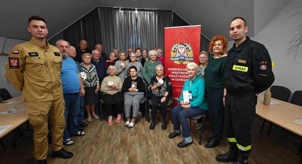 Niewidzialny zabójca i cichy alarm! Strażacy z Ostrołęki edukują seniorów o bezpieczeństwie pożarowym [ZDJĘCIA]