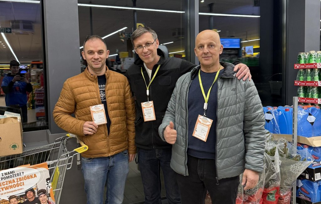 Świąteczna Zbiórka Żywności 2025. Poseł Grabowski w roli wolontariusza. Towarzyszyli mu radni