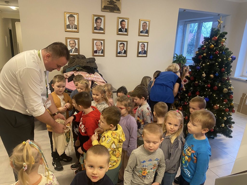 Świąteczna atmosfera w Urzędzie Gminy! Przedszkolaki udekorowały choinkę [ZDJĘCIA]