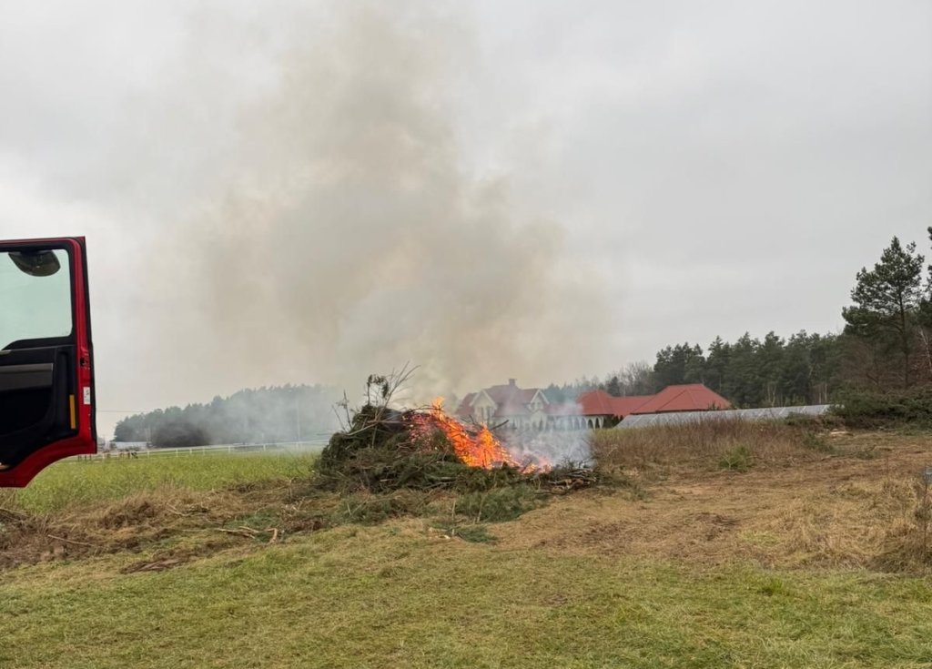 Strażacy ruszyli do akcji! Paliło się w Chrostowie