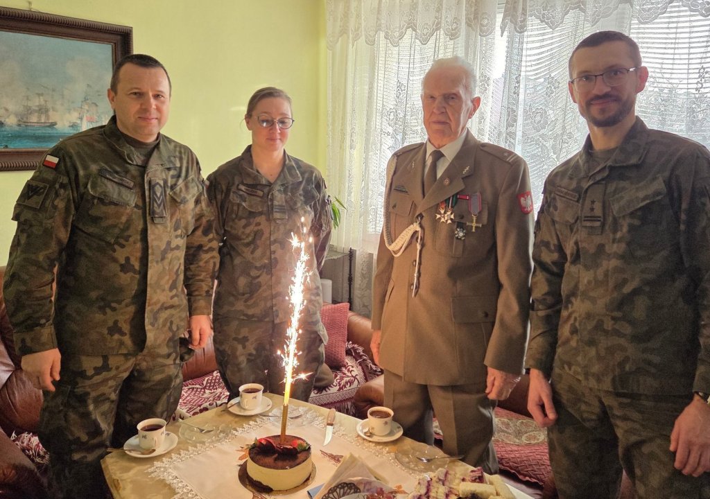 Żołnierze odwiedzili weterana z okazji 96. urodzin. "Dużo zdrowia i siły!"