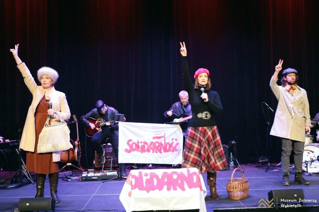 Wzruszające widowisko "W kolejce po wolność" w MŻW [ZDJĘCIA]