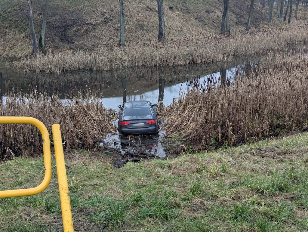 Jak on się tam znalazł?! Tego kierowcę poniosło z samego rana [WIDEO, ZDJĘCIA]