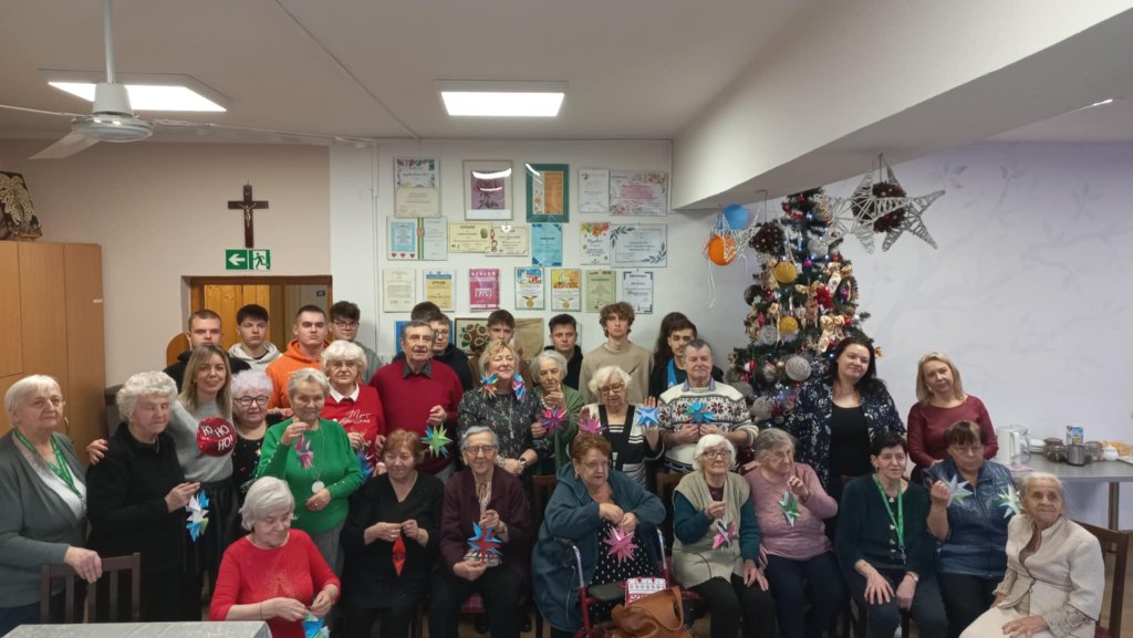 Kiedy młodość spotyka doświadczenie: wzruszające spotkanie międzypokoleniowe w Dziennym Domu Senior+ [ZDJĘCIA]