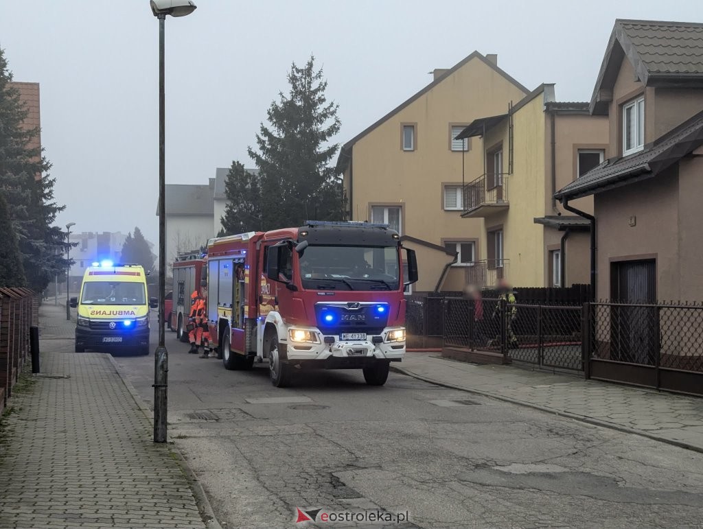 Pożar w budynku przy ul. Kubusia Puchatka w Ostrołęce. Szybka interwencja służb [ZDJĘCIA]