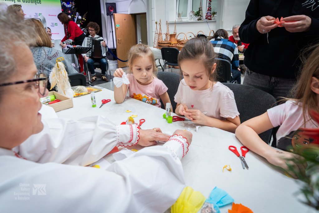 Bożonarodzeniowe tradycje w Muzeum Kultury Kurpiowskiej. „Idą Święta - czas stroić choinkę” [ZDJĘCIA]