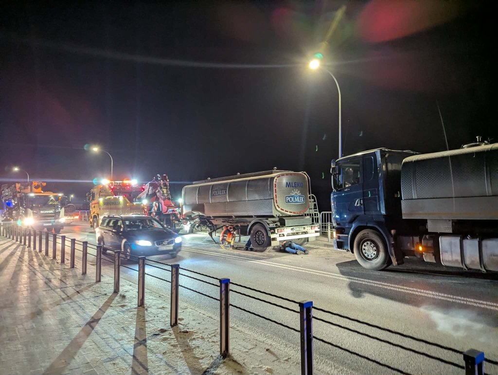 Gigantyczne korki w Ostrołęce. Awaria ciężarówki sparaliżowała most Wyszyńskiego [ZDJĘCIA]