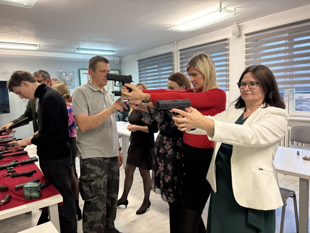 Pracownicy Urzędu Gminy Kadzidło przeszkoleni z obsługi broni [ZDJĘCIA]