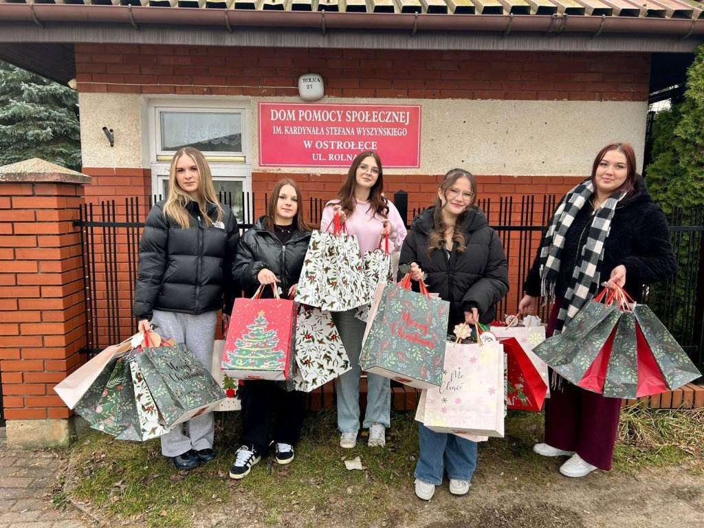Akcja „List do św. Mikołaja”. Uczennice ZSZ nr 4 wsparły DPS w Ostrołęce [ZDJĘCIA]