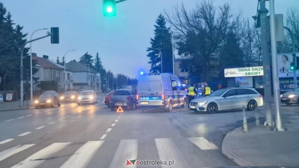 Wypadek w Ostrołęce: Zderzenie na skrzyżowaniu Bogusławskiego i Piłsudskiego. Jedna osoba ranna [ZDJĘCIA]