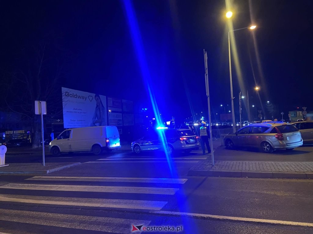 Kolizja w Ostrołęce: Zderzenie kii i mercedesa na rondzie Zofii Niedziałkowskiej. Są utrudnienia [ZDJĘCIA]
