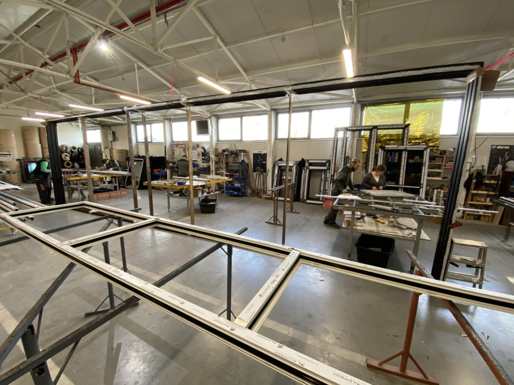 Dlaczego warto wybrać profesjonalnego producenta ślusarki aluminiowej?