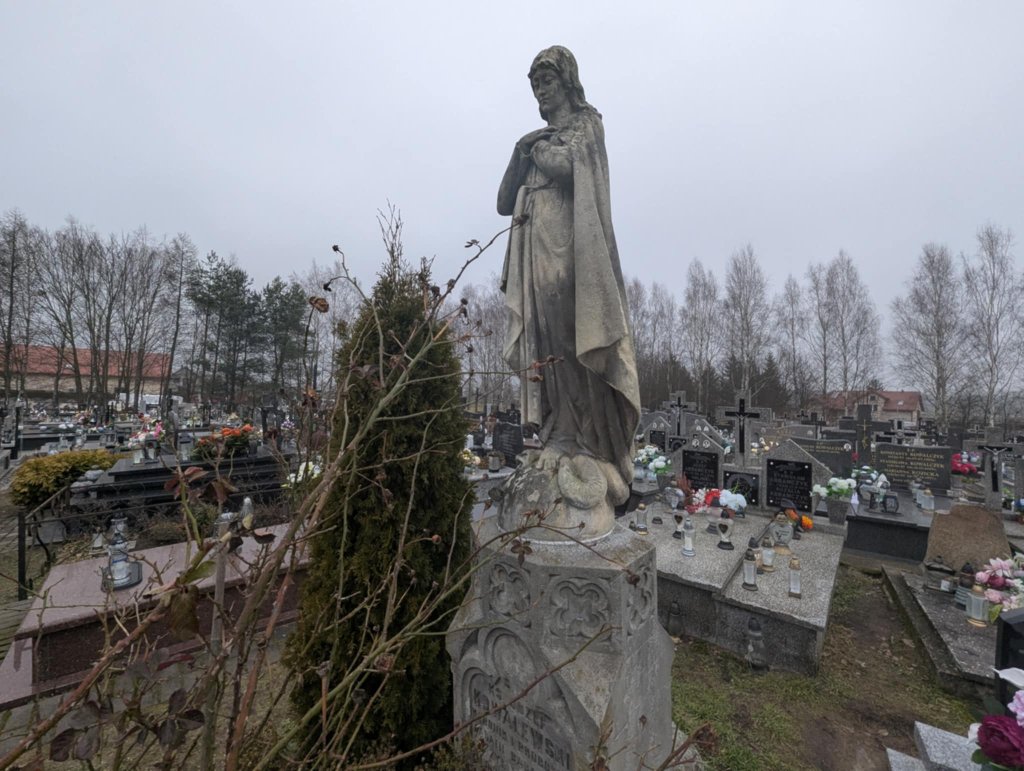 Cmentarna historia. Kto spoczywa pod figurą Matki Boskiej? [ZDJĘCIA]