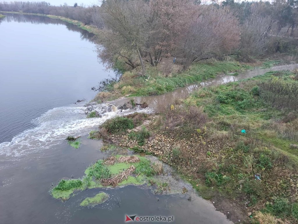 Zanieczyszczenie Narwi: Stora Enso zabiera głos w sprawie piany. To "osad czynny". Wyjaśniamy, co to znaczy