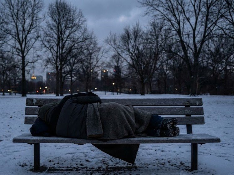 Zima w Ostrołęce i powiecie: Gdzie szukać pomocy dla osób bezdomnych? [ADRESY I TELEFONY]