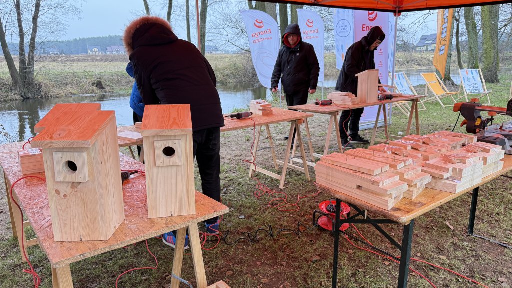 Pomagają naturze w Ostrołęce! Domki lęgowe dla ptaków trafią do lasów Nadleśnictwa