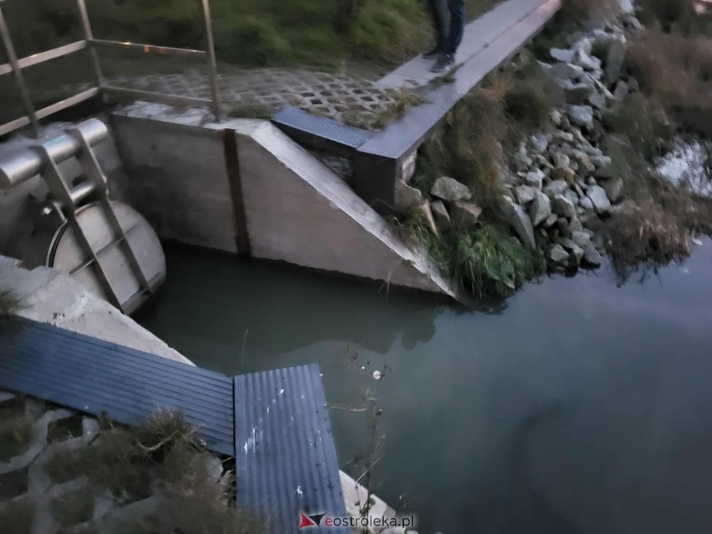 Tajemnicza, oleista substancja w Narwi. Służby na miejscu!