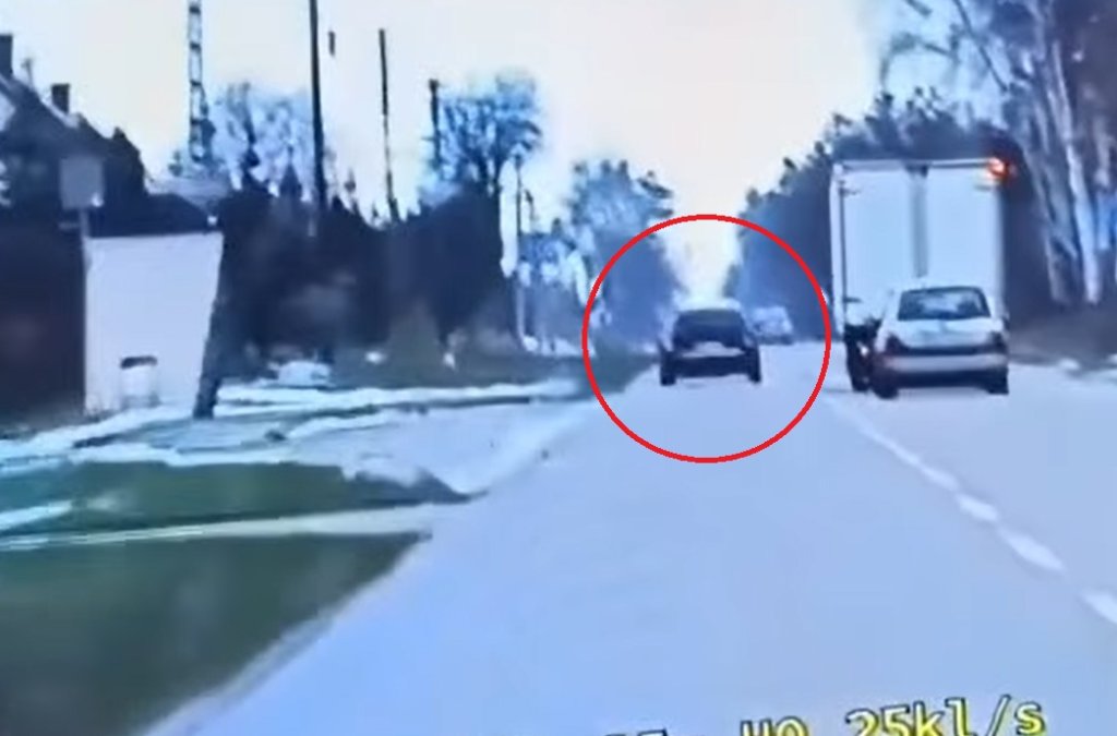 Niebezpieczna jazda przerwana przez policję! Kierowca drogo za to zapłacił [WIDEO]