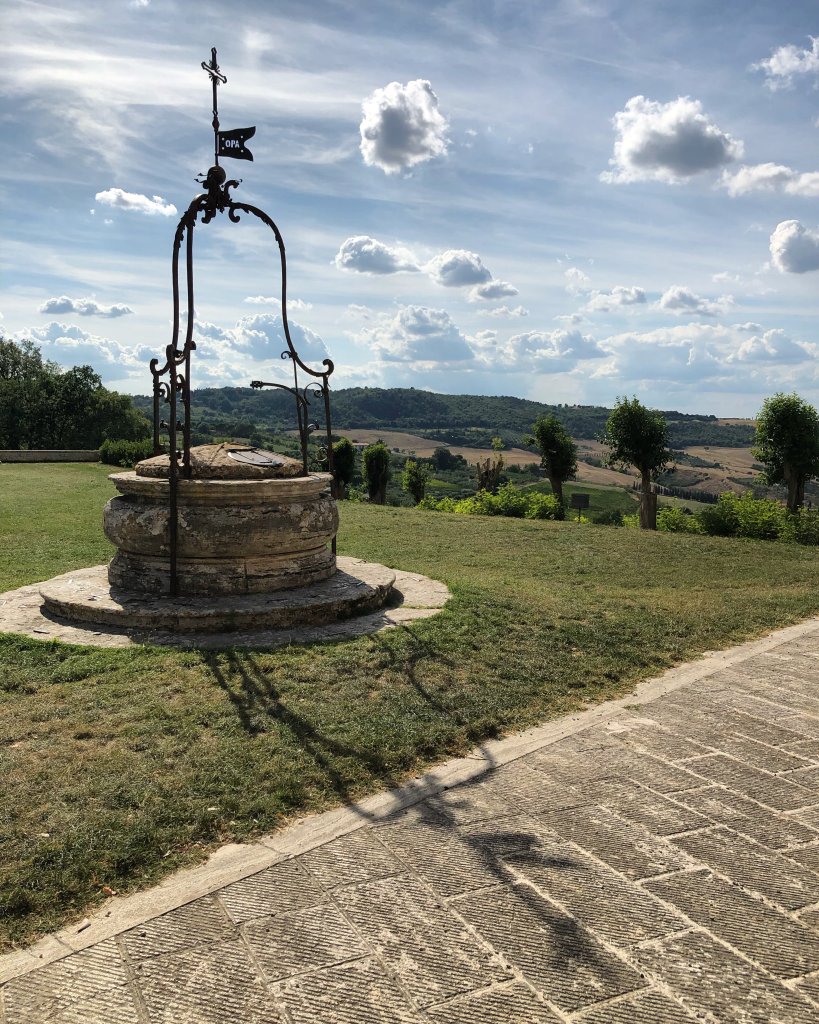 Czy lokalizacja studni głębinowej ma znaczenie? Jak znaleźć odpowiednie miejsce?