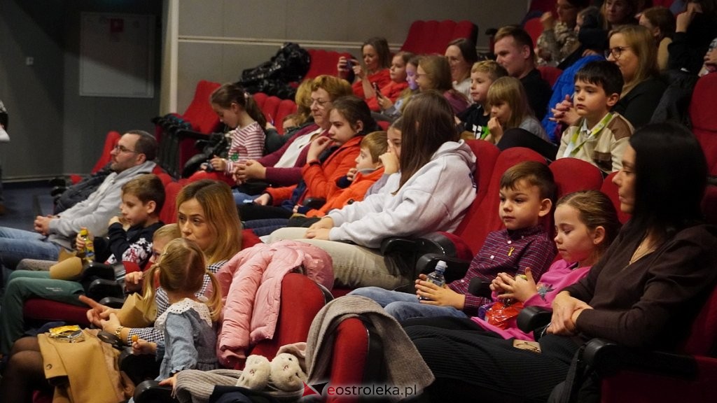 Magia świąt w Kinie Jantar. Trzy ostrołęckie osiedla zorganizowały spotkanie choinkowe dla dzieci [ZDJĘCIA]