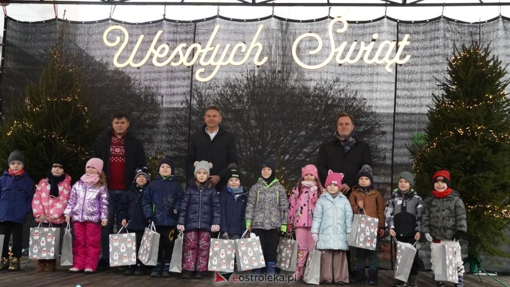 Miejska choinka na Placu Wolności już ubrana. W akcji pomogli najmłodsi ostrołęczanie! [ZDJĘCIA, WIDEO]