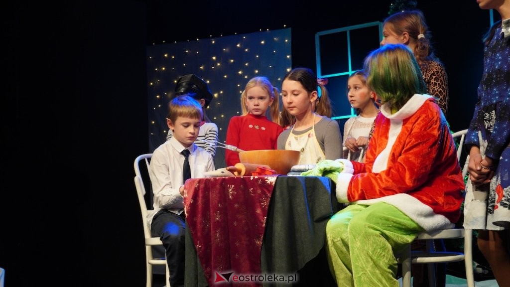 Grinch nie zdołał popsuć świąt w Ostrołęce! Spektakl „Niewidzialnych” podbił serca publiczności [ZDJĘCIA, WIDEO}