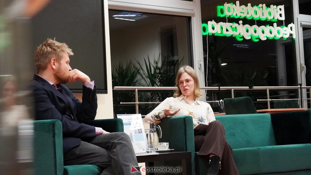 "Carmina cantare" w Ostrołęce. Katarzyna Łada gościem Karola Samsla w Bibliotece Pedagogicznej [ZDJĘCIA]