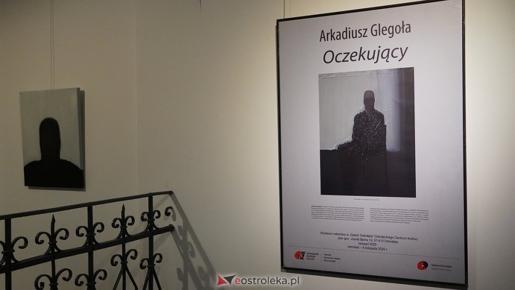 Sztuka, która burzy rytm. Arkadiusz Glegoła otworzył wystawę "Oczekujący" w Ostrołęce [ZDJĘCIA]
