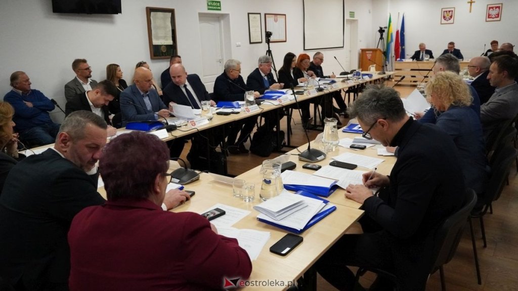 Przewodniczący przerwał sesję rady miasta. Po tym, co ogłosił, rozległy się gromkie brawa