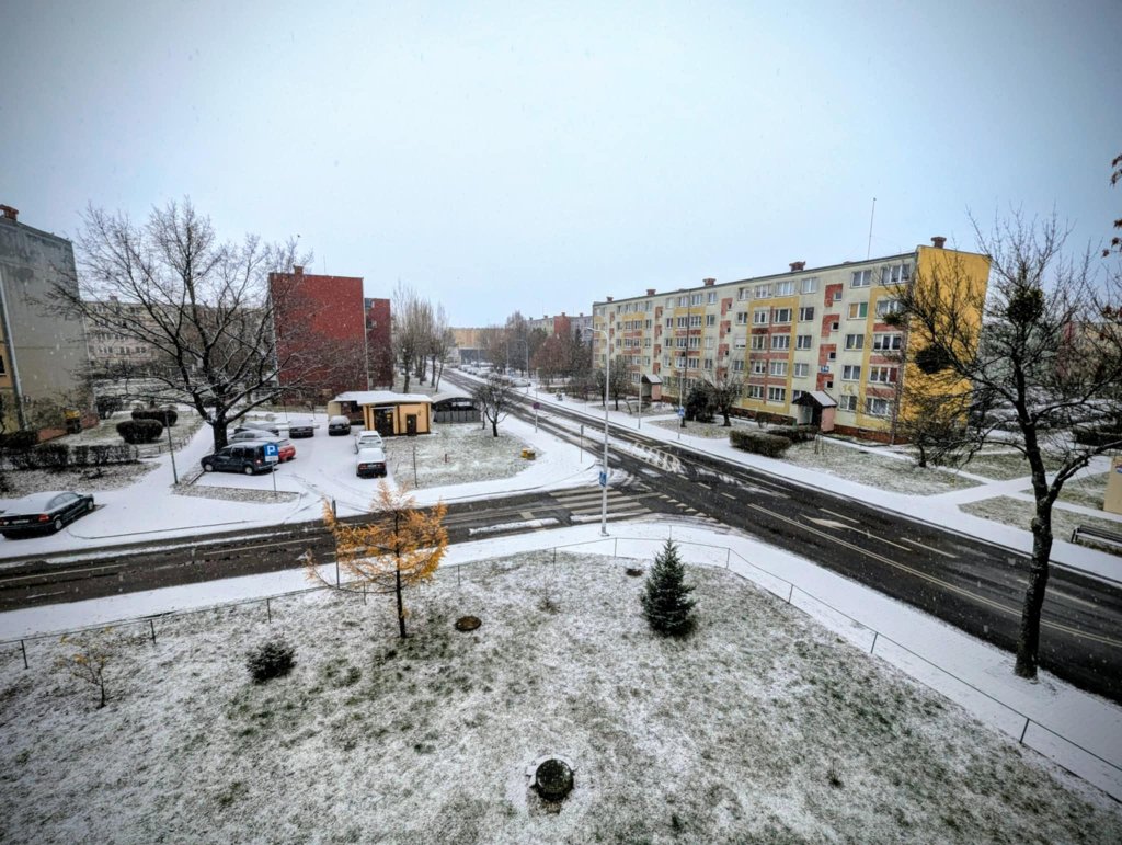Śnieg w Ostrołęce miesiąc przed świętami. To dobry znak? [WIDEO]