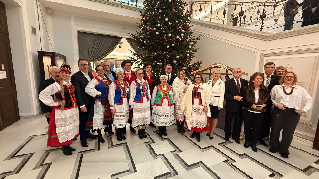 Barwne stroje na galerii i wspólny głos na mównicy. Historyczne upamiętnienie Adama Chętnika przez polski parlament [WIDEO, ZDJĘCIA]