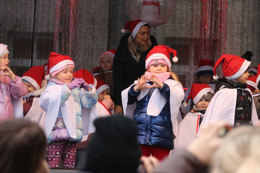 Świąteczny klimat w Ostrołęce. Mali artyści na scenie jarmarku! [WIDEO, ZDJĘCIA]