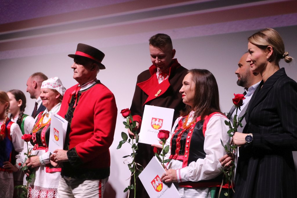 Uroczysta część sesji. Starosta nagrodził za sport i kulturę [WIDEO, ZDJĘCIA]