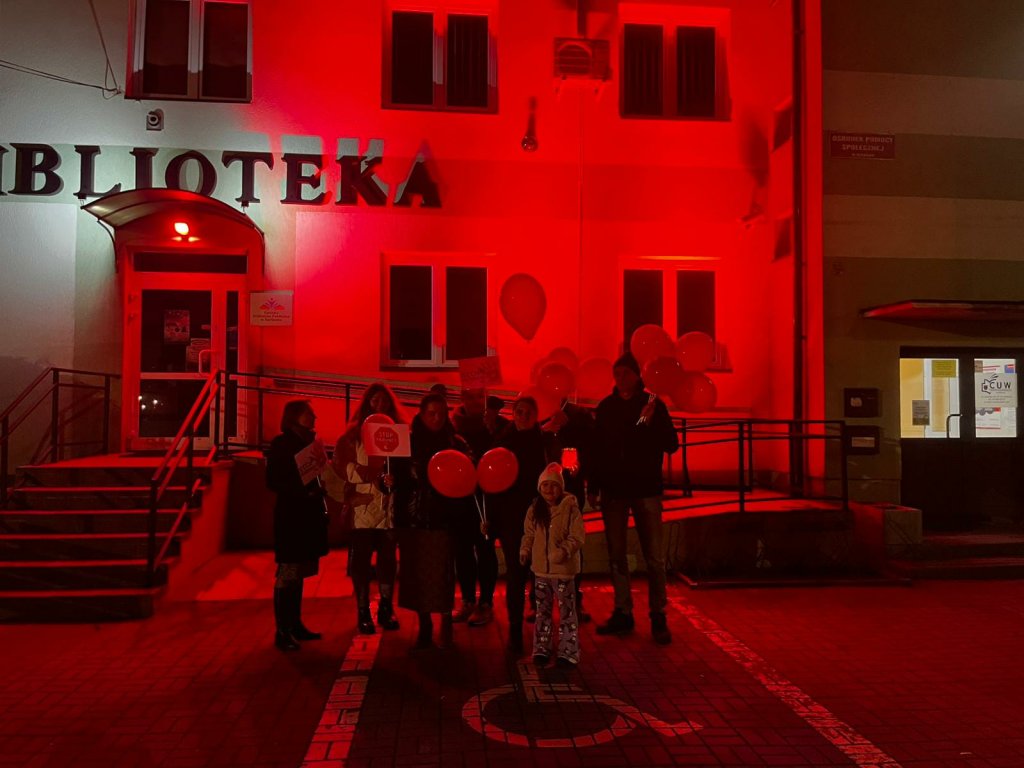 Rzekuń na czerwono: symboliczny gest w walce o „Dzieciństwo bez przemocy” [ZDJĘCIA, WIDEO]