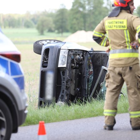 Wypadek w Damiętach: dachowanie samochodu osobowego, jedna osoba poszkodowana [ZDJĘCIA]