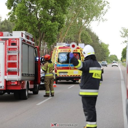 Wypadek na DW 645 – kierowca wpadł do rowu przez żwir na jezdni