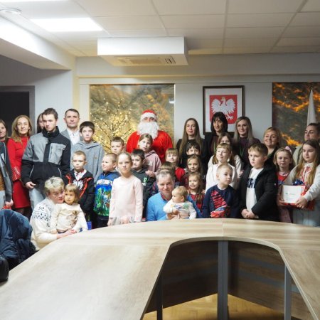 Święty Mikołaj odwiedził Urząd Gminy w Olszewie-Borkach! "Akcja Gwiazdor 2025" [ZDJĘCIA]