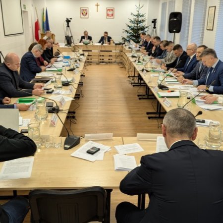 Radni decydują o pensji prezydenta. Czy będzie podwyżka? Trwa sesja Rady Miasta Ostrołęki [TRANSMISJA NA ŻYWO]